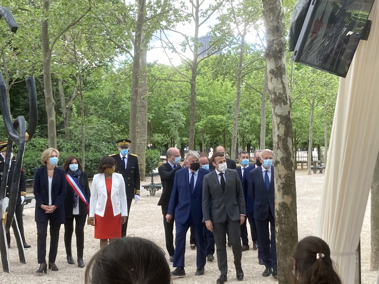 Emmanuel Macron, lors de son arrivée au Jardin du Luxembourg, le 10 mai. A ses côtés et derrière lui, Jean Michel Blanquer, Gérard Larcher, Gérald Darmanin, Eric Dupont-Moretti. A gauche, Valérie Pécresse, Anne Hidalgo et Elisabeth Moreno. Photo : LCG/Stanislas Noyer