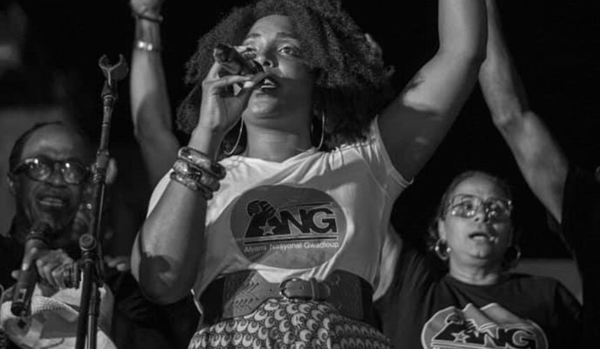 Pointe-à-Pitre le 6 juillet. Discours de Florence Naprix entourée d'artistes membres de l'Alyans Nasyonal Gwadloup dont Dominik Coco devant le Centre des Arts et de la culture.