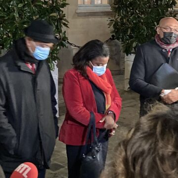 Les sénateurs et députés de Guadeloupe Victorin Lurel, Olivier Serva, Justine Bénin, Dominique Théophile, Max Mathiasin et Victoire Jasmin(hors champ) et le président du conseil départemental par intérim Jean Philippe Courtois ( au fond), à l’issue des quelques deux heures et demi de rencontre avec le premier ministre Jean Castex, les ministres Gerald Darmanin, Olivier Véran et Sébastien Lecornu, à Matignon ce lundi 22 novembre. Ils avaient convenu que seul Max Mathiasin prendrait la parole pour rendre compte de la rencontre. Le président de l’association des maires Jocelyn Sapotille, qui participait aussi à la rencontre, est sorti quelques instants plus tard. Philippe Gustin, directeur de cabinet de Sébastien Lecornu, ministre des Outre-mer, puis le ministre lui même étaient sortis un moment plus tôt. Selon les élus présents a Paris, le président de la région Ary Chalus, le futur président du conseil départemental Guy Losbar et la députée PS de Guadeloupe Hélène Vainqueur-Christophe ont participé à la rencontre ( à laquelle assistait également le directeur de cabinet de Jean Castex, Nicolas Revel), en visioconférence depuis la Guadeloupe. Les sénateurs et députés de Guadeloupe Victorin Lurel, Olivier Serva, Justine Bénin, Dominique Théophile, Max Mathiasin et Victoire Jasmin(hors champ) et le président du conseil départemental par intérim Jean Philippe Courtois ( au fond), à l’issue des quelques deux heures et demi de rencontre avec le premier ministre Jean Castex, les ministres Gerald Darmanin, Olivier Véran et Sébastien Lecornu, à Matignon ce lundi 22 novembre. Ils avaient convenu que seul Max Mathiasin prendrait la parole pour rendre compte de la rencontre. Le président de l’association des maires Jocelyn Sapotille, qui participait aussi à la rencontre, est sorti quelques instants plus tard. Philippe Gustin, directeur de cabinet de Sébastien Lecornu, ministre des Outre-mer, puis le ministre lui même étaient sortis un moment plus tôt. Selon les élus présents a Paris, le président de la région Ary Chalus, le futur président du conseil départemental Guy Losbar et la députée PS de Guadeloupe Hélène Vainqueur-Christophe ont participé à la rencontre ( à laquelle assistait également le directeur de cabinet de Jean Castex, Nicolas Revel), en visioconférence depuis la Guadeloupe.