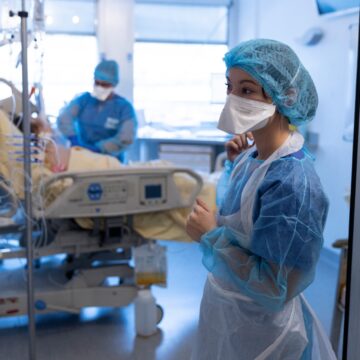 Covid-19 : les vaccins au pas de charge, les traitements à petits pas Covid-19 : les vaccins au pas de charge, les traitements à petits pas