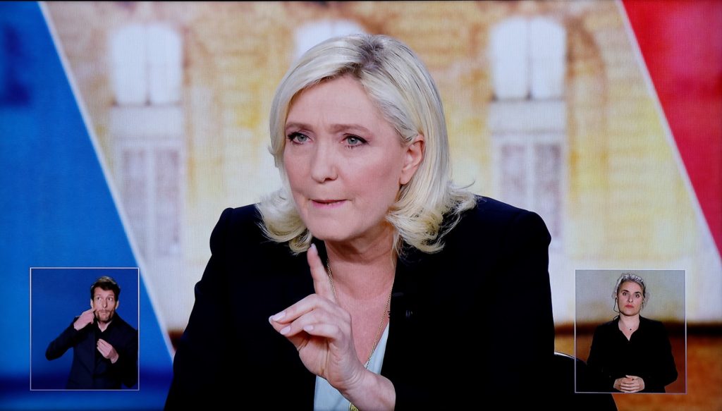 Marine Le Pen, candidate RN s’exprime face au président-candidat LREM Emmanuel Macron lors du débat télévisé pour le second tour de l’élection présidentielle, sur le plateau des chaînes TF1 et France 2, le 20 avril 2022 à Saint-Denis, au nord de Paris AFP/Ludovic Marin