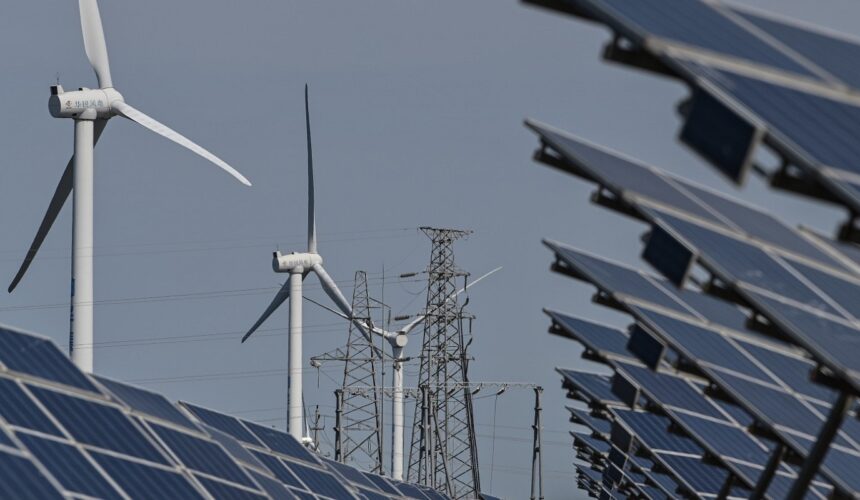 Eolien et solaire ont fourni 12% de l’électricité mondiale en 2022, un record dans l’ombre du charbon
