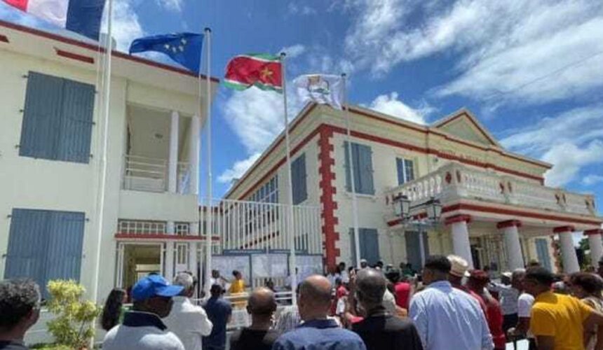 Levée de drapeau à Port-Louis le 27 mai 2023 avec l'officialisation du drapeau UPLG comme emblème régional