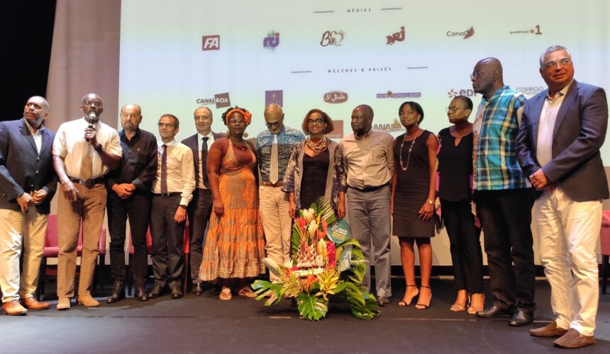 Ary Chalus (au micro.) président du Macte et Laurella Rinçon (arrière fleurs) directrice générale lors de la conférence de presse du coup d’envoi de la 12ème édition de la Route du Rhum - Destination Guadeloupe au Macte le 14 octobre 2022. Photo compte Facebook Région Guadeloupe