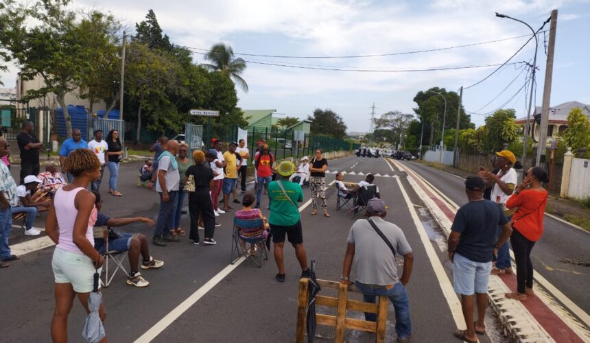 En grève depuis le 25 septembre, les manifestants du lycée agricole à Baie-Mahault s'installent dans la rue ce 18 octobre