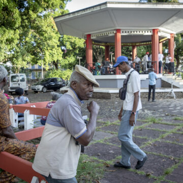 Le kiosque de la place de la Victoire au centre ville à Pointe-à-Pitre rassemble en fin de journée les habitants du quartier Le kiosque de la place de la Victoire au centre ville à Pointe-à-Pitre rassemble en fin de journée les habitants du quartier