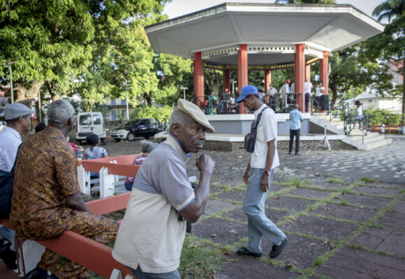 Le kiosque de la place de la Victoire au centre ville à Pointe-à-Pitre rassemble en fin de journée les habitants du quartier