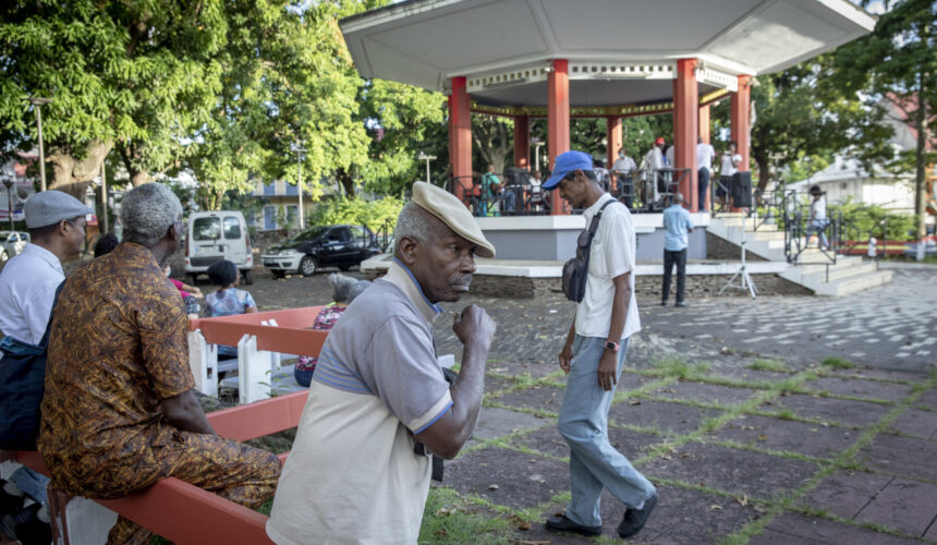 Le kiosque de la place de la Victoire au centre ville à Pointe-à-Pitre rassemble en fin de journée les habitants du quartier