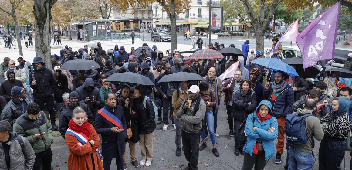 Parmi les participants, parmi lesquels Mathilde Panot (3e L), présidente du groupe parlementaire de l'Assemblée nationale (LFI), participe à une manifestation pour "vérité et réparation" en faveur des victimes du chlordécone dans l'archipel des Antilles, place de la Nation à Paris, le 28 octobre 2023 Parmi les participants, parmi lesquels Mathilde Panot (3e L), présidente du groupe parlementaire de l'Assemblée nationale (LFI), participe à une manifestation pour "vérité et réparation" en faveur des victimes du chlordécone dans l'archipel des Antilles, place de la Nation à Paris, le 28 octobre 2023