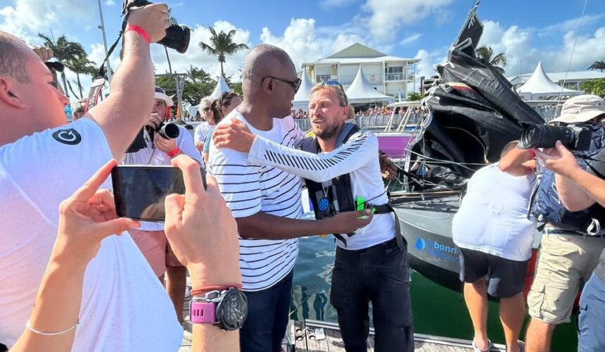 L’Uruguayen Federico Waksman est le 1er skippeur à franchir la ligne d’arrivée la deuxième et dernière étape de la Mini transat 2023 ce vendredi 10 novembre