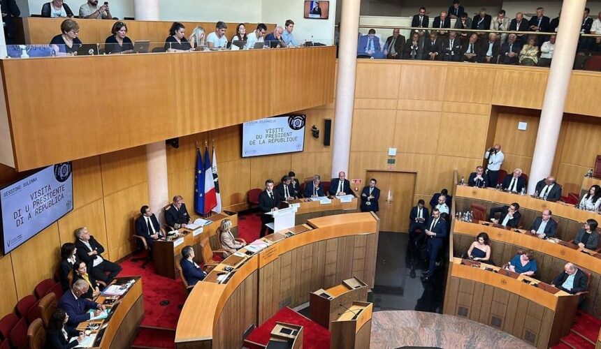 À l'assemblée de la collectivité territoriale unique de Corse, Emmanuel Macron a proposé ce jeudi 28 septembre aux insulaires de s'entendre en six mois sur un " texte constitutionnel " relatif à l'autonomie.