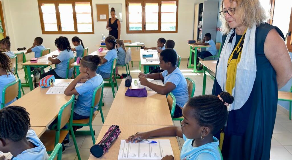 La rectrice d’académie Christine Gangloff-Ziegler assiste à une séance de passation des évaluations des élèves de CM1 à l’école Germaine Devaed aux Abymes, lundi 18 septembre 2023. Photo : Rectorat de Guadeloupe La rectrice d’académie Christine Gangloff-Ziegler assiste à une séance de passation des évaluations des élèves de CM1 à l’école Germaine Devaed aux Abymes, lundi 18 septembre 2023. Photo : Rectorat de Guadeloupe