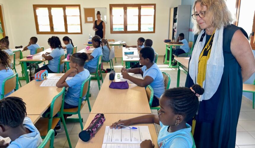 La rectrice d’académie Christine Gangloff-Ziegler assiste à une séance de passation des évaluations des élèves de CM1 à l’école Germaine Devaed aux Abymes, lundi 18 septembre 2023. Photo : Rectorat de Guadeloupe