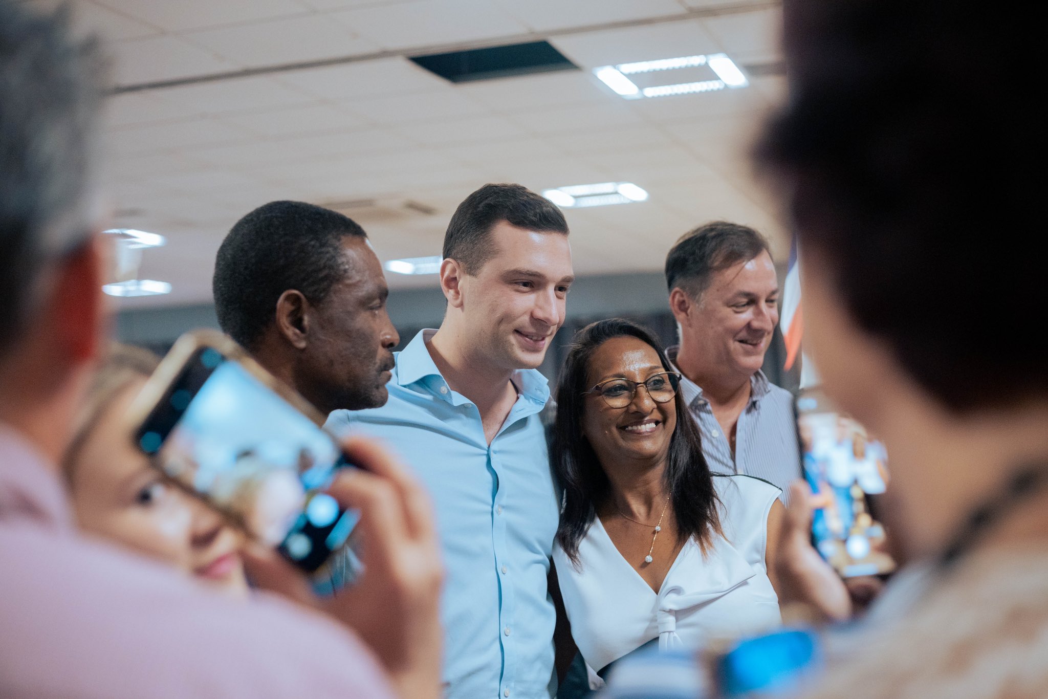 Déplacement de Jordan Bardella en Guadeloupe le 7 décembre 2023 entouré de soutiens. Photo : compte X JB