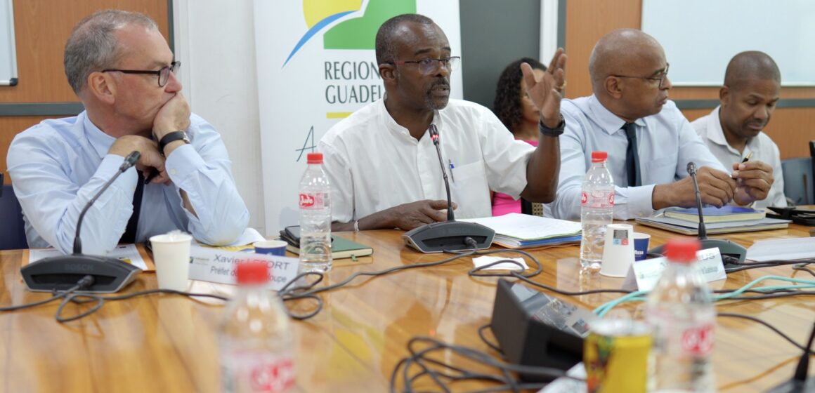 Mardi 28 novembre 2023, le président de Région Ary Chalus (au micro) préside la Conférence territoriale de l’action publique. Photo : Facebook Région Guadeloupe