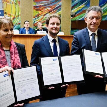 Le ministre délégué aux Transports Clément Beaune (au centre) signe le 15 décembre, le volet transports du contrat de plan État-région Grand Est avec le président du conseil régional Franck Leroy (à d.). Photo : Twitter : @Franck_LEROY_