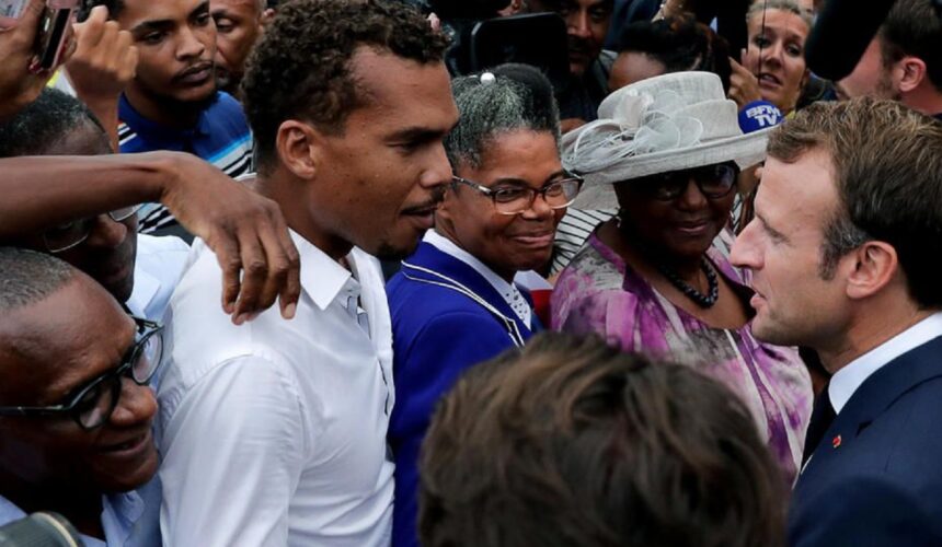Emmanuel Macron lors d'un bain de foule en Guadeloupe le 29 septembre 2018.