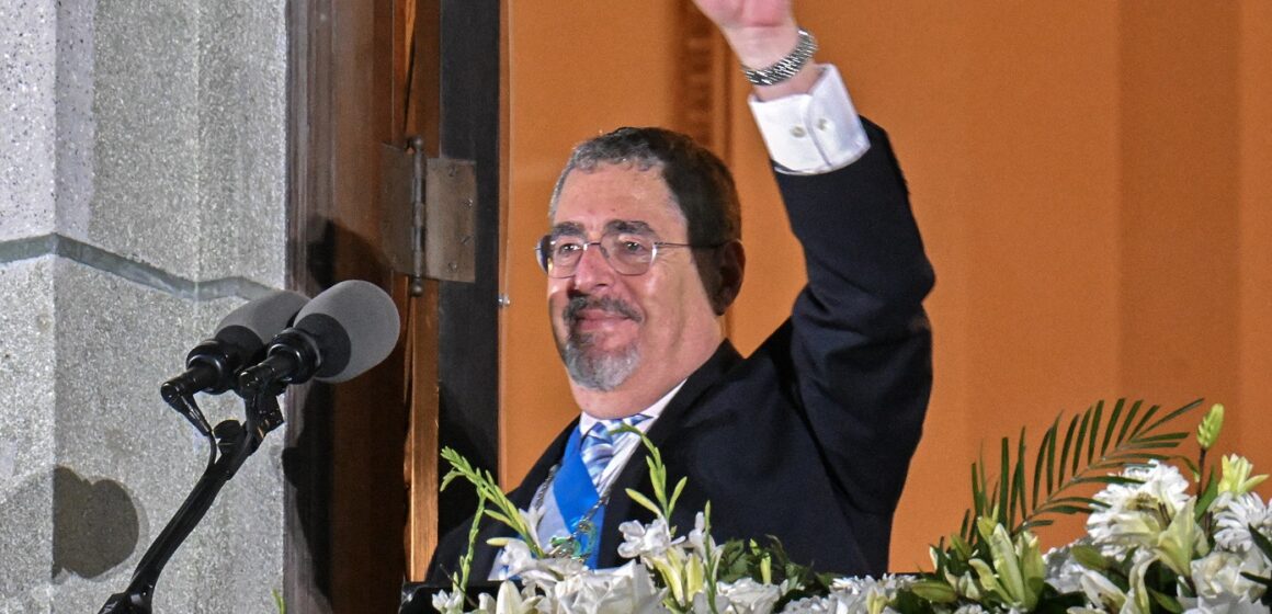 Le nouveau président du Guatemala, Bernardo Arevalo, salue ses partisans depuis un balcon du Palais national de la culture à Guatemala city au Guadtemala, après sa cérémonie d'investiture, le 15 janvier 2024. Bernardo Arevalo a finalement prêté serment en tant que président du Guatemala lundi matin après que la cérémonie ait été retardée pour plus de neuf heures, mettant fin à des mois de machinations judiciaires visant à empêcher le militant anti-corruption de prendre ses fonctions. Photo Johan Ordonez / AFP
