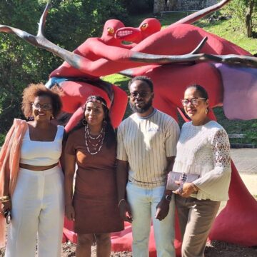 Vernissage le 17 février 2024 de L'Accolade, oeuvre de Ronald Cyrille, visible jusqu'à mai aux Monts Caraïbes à Gourbeyre. De gauche à droite : Laurella Rinçon, commissaire de l'exposition, Juliana Glasgow présidente de l'association Kalinagwada, Ronal Cyrille artiste. Photo : FB Ronald Cyrille Vernissage le 17 février 2024 de L'Accolade, oeuvre de Ronald Cyrille, visible jusqu'à mai aux Monts Caraïbes à Gourbeyre. De gauche à droite : Laurella Rinçon, commissaire de l'exposition, Juliana Glasgow présidente de l'association Kalinagwada, Ronal Cyrille artiste. Photo : FB Ronald Cyrille