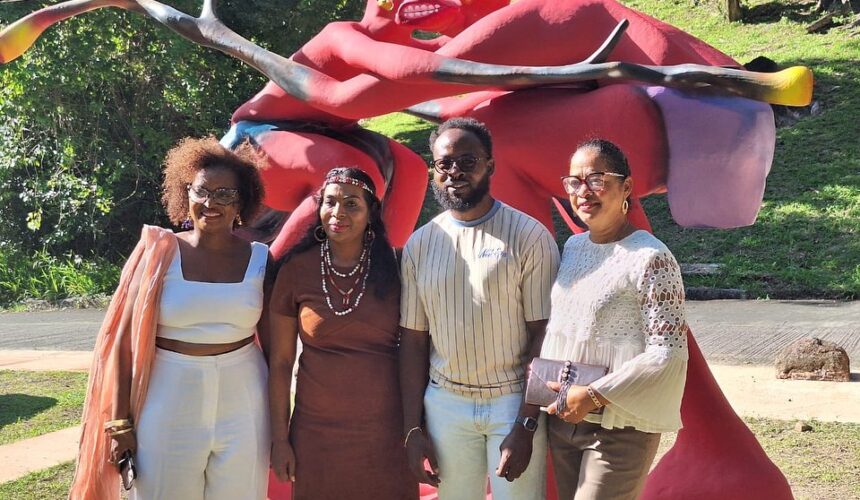 Vernissage le 17 février 2024 de L'Accolade, oeuvre de Ronald Cyrille, visible jusqu'à mai aux Monts Caraïbes à Gourbeyre. De gauche à droite : Laurella Rinçon, commissaire de l'exposition, Juliana Glasgow présidente de l'association Kalinagwada, Ronal Cyrille artiste. Photo : FB Ronald Cyrille