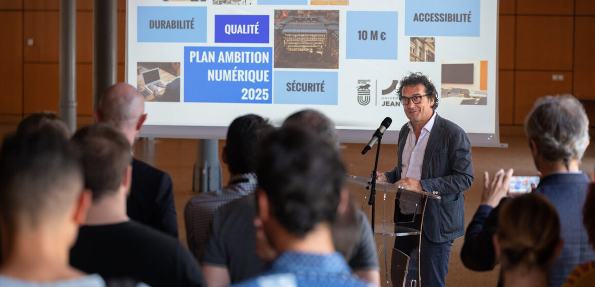 Eric Carpano, président de l’université Jean Moulin Lyon 3 présente le 8 juin 2023 le Plan ambition numérique 2025 de l’université d'un montant de 10 millions sur 3 ans pour « investir pour préparer l'avenir et relever les défis de la transformation digitale et écologique ». Photo : X Eric Carpano Eric Carpano, président de l’université Jean Moulin Lyon 3 présente le 8 juin 2023 le Plan ambition numérique 2025 de l’université d'un montant de 10 millions sur 3 ans pour « investir pour préparer l'avenir et relever les défis de la transformation digitale et écologique ». Photo : X Eric Carpano