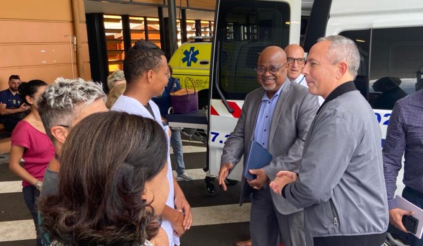 En janvier 2024 Gérard Cotellon, directeur général de l’ARS La Réunion rend visite aux équipes du CHU de la Réunion mobilisées durant la phase d’après-cyclone. Photo : FB Agence Régionale de Santé La Réunion