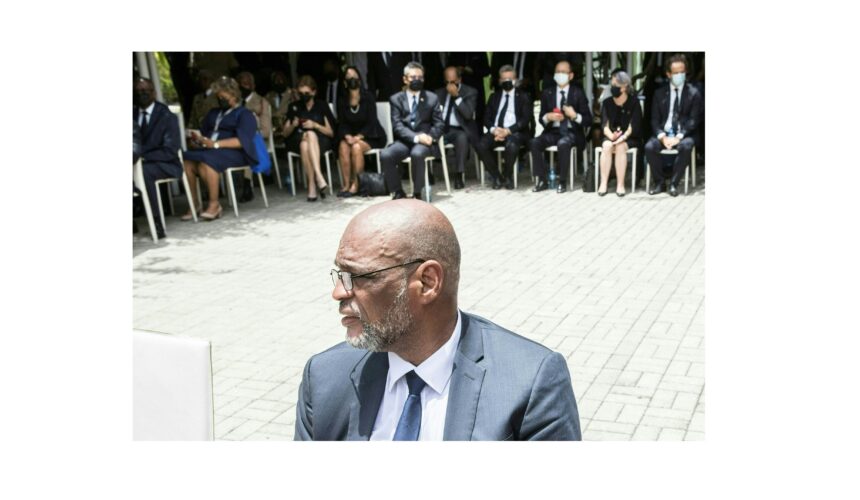 L’ex Premier ministre haïtien Ariel Henry assiste à une cérémonie en l'honneur de son prédécesseur Jovenel Moise au Musée national du Panthéon de Port-au-Prince, en Haïti, le 20 juillet 2021. Le Premier ministre haïtien Ariel Henry a présenté sa démission le 11 mars 2024. (Photo de Valerie Baeriswyl / AFP)