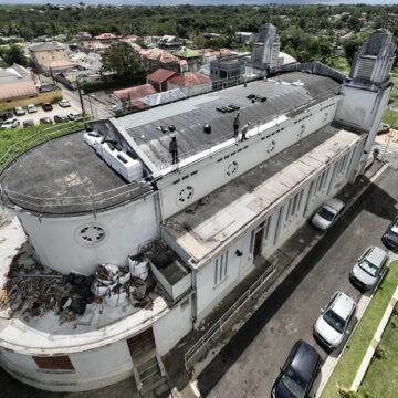 La réparation de la toiture de l’église Sainte Trinité à Lamentin a été lancée le 25 mars. Photo : Ville Lamentin Guadeloupe La réparation de la toiture de l’église Sainte Trinité à Lamentin a été lancée le 25 mars. Photo : Ville Lamentin Guadeloupe
