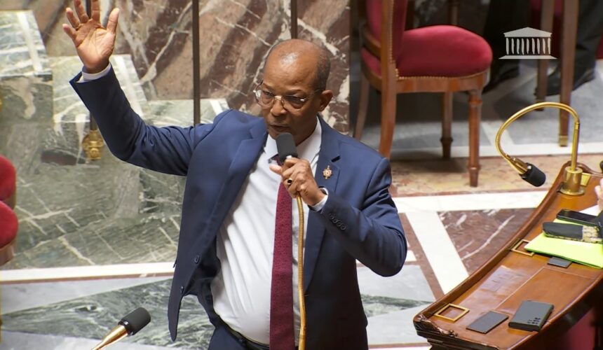 En séance publique le 29 février 2024, l’Assemblée nationale adopte le projet de loi visant à reconnaître la responsabilité de l’État et à indemniser les victimes du chlordécone. Le député de Guadeloupe Elie Califer, rapporteur de la loi parle d’un loi « insatisfaisante au regard de la demande sur les territoires » mais croit « qu’un chemin sera trouvé ». Photo : capture écran Assemblée nationale.