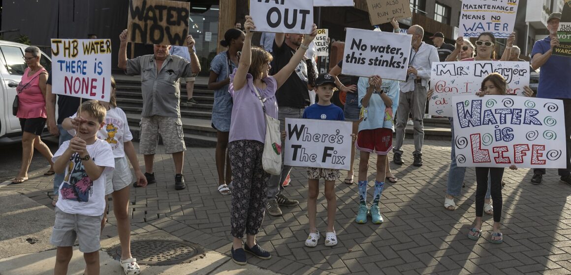 Manifestation contre les coupures d'eau dans le quartier de Blairgowrie, à Johannesburg, le 12 mars 2024 en Afrique du Sud AFP WIKUS DE WET Manifestation contre les coupures d'eau dans le quartier de Blairgowrie, à Johannesburg, le 12 mars 2024 en Afrique du Sud AFP WIKUS DE WET