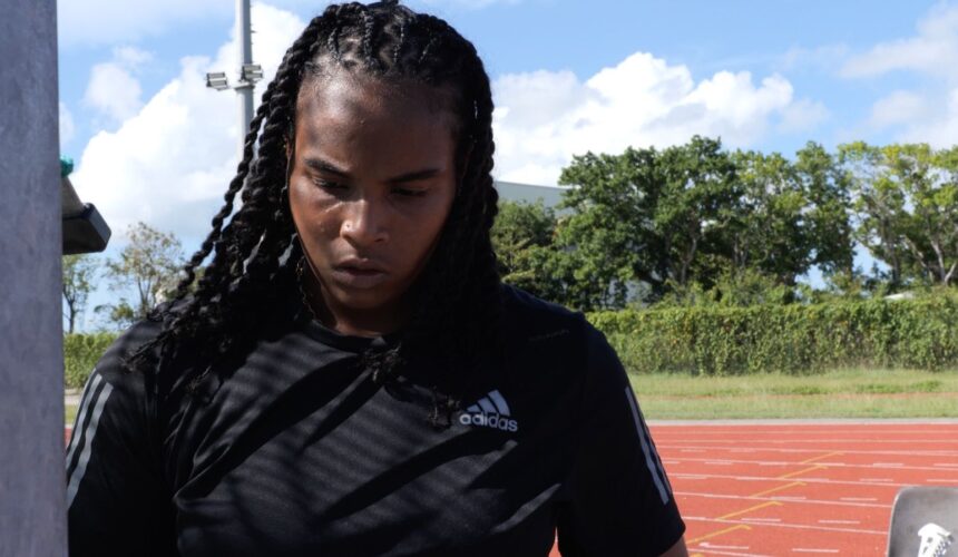 Princesse Hyman, vice championne d'Europe du lancer de disque à l'âge de 16 ans en 2022, en photo à l’entraînement au Creps de Pointe-à-Pitre en Guadeloupe en 2023. Photo : Ingrid Franchi