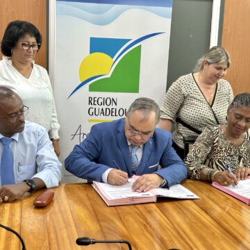 Le président du conseil régional Ary Chalus et Osvaldo Caridad Vento Montiller, ministre des sports de Cuba signent le 6 mars à l'espace régional du Raizet une convention de partenariat, d'échanges et de formation pour les sportifs. Photo : FB Région Guadeloupe