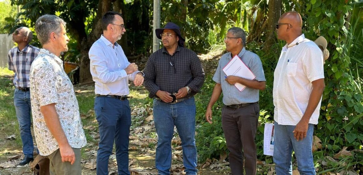 Le mairie de Capesterre-Belle-Eau, Jean-Philippe Courtois, et le directeur de la Déal Guadeloupe, Olivier Kremer, passent en revue le 12 avril 2024 des habitations en péril d’effondrement côtier. Photo : FB Ville de Capesterre Belle-Eau Le mairie de Capesterre-Belle-Eau, Jean-Philippe Courtois, et le directeur de la Déal Guadeloupe, Olivier Kremer, passent en revue le 12 avril 2024 des habitations en péril d’effondrement côtier. Photo : FB Ville de Capesterre Belle-Eau