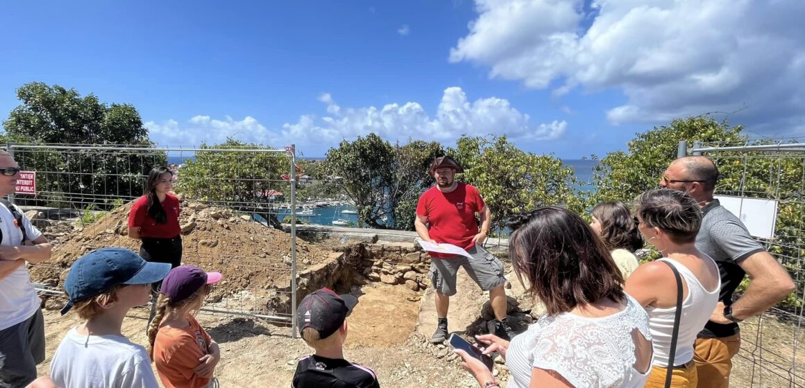 Les portes du chantier de fouilles archéologiques préventives au Fort Gustaf III à Saint-Barthélemy se sont ouvertes aux visiteurs samedi 13 avril. Photo : Collectivité de Saint-Barthélemy Officiel Les portes du chantier de fouilles archéologiques préventives au Fort Gustaf III à Saint-Barthélemy se sont ouvertes aux visiteurs samedi 13 avril. Photo : Collectivité de Saint-Barthélemy Officiel