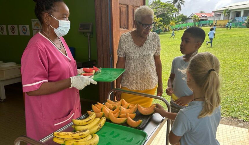 Jusqu’au 3 mai, les élèves des écoles maternelles et élémentaires de Morne-à-l’Eau ont accès à des fruits frais, offerts dans le cadre du projet RécréaFWI. Photo : FB Ville de Morne à l'eau