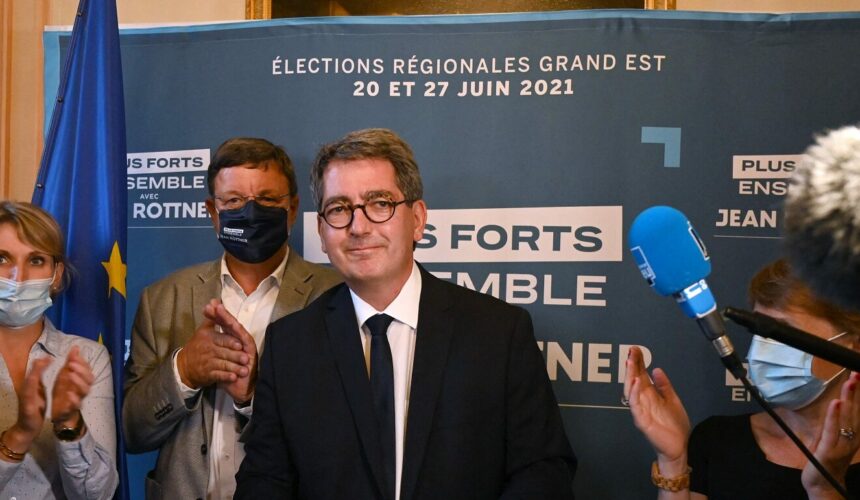 Candidat du parti de droite Les Républicains (LR) dans la région Grand Est, Jean Rottner prononce un discours après sa réélection au second tour des élections régionales françaises à Strasbourg, dans l'est de la France, le 27 juin 2021. / AFP / Frederick Florin