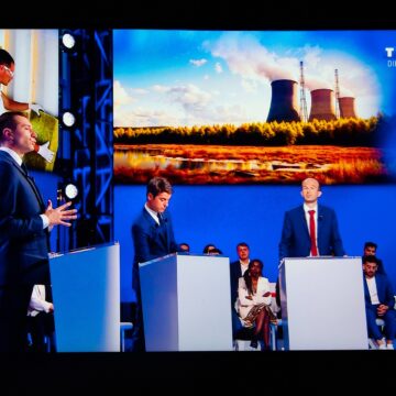 A cinq jours du 1er tour des élections législatives anticipées, Jordan Bardella pour le Rassemblement national, Gabriel Attal pour le camp présidentiel, Manuel Bompard de LFI pour le Nouveau Front populaire débattent sur TF1 à la télévision ce mardi 25 juin 2024 au soir. Photo :Jeanne Accorsini / Sipa / 2406252250