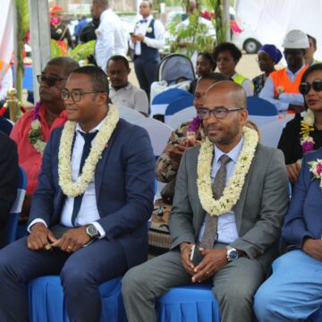 Le ministre chargé de l’Outre-Mer Jean-François Carenco (à gauche) en visite à Mayotte le 23 août 2022 sur le site du chantier Caribus, en présence du président de la communauté d’agglomération Cadema, Rachadi Saindou (2e depuis la gauche) et du 1er vice-président du conseil départemental, Salime Mdéré (3e depuis la gauche). Photo : FB Département de Mayotte