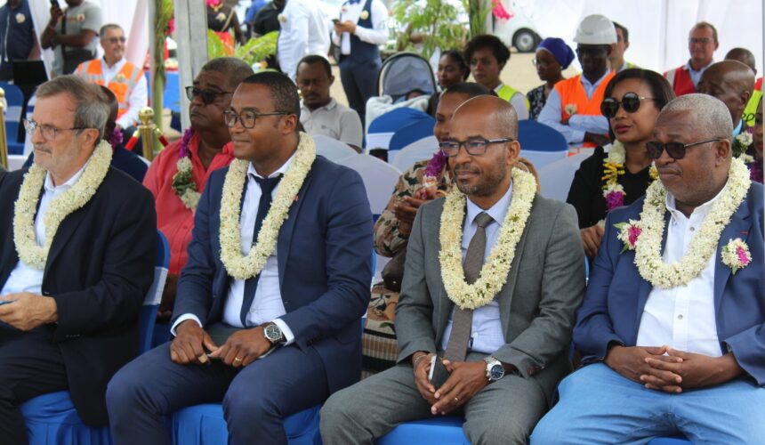 Le ministre chargé de l’Outre-Mer Jean-François Carenco (à gauche) en visite à Mayotte le 23 août 2022 sur le site du chantier Caribus, en présence du président de la communauté d’agglomération Cadema, Rachadi Saindou (2e depuis la gauche) et du 1er vice-président du conseil départemental, Salime Mdéré (3e depuis la gauche). Photo : FB Département de Mayotte