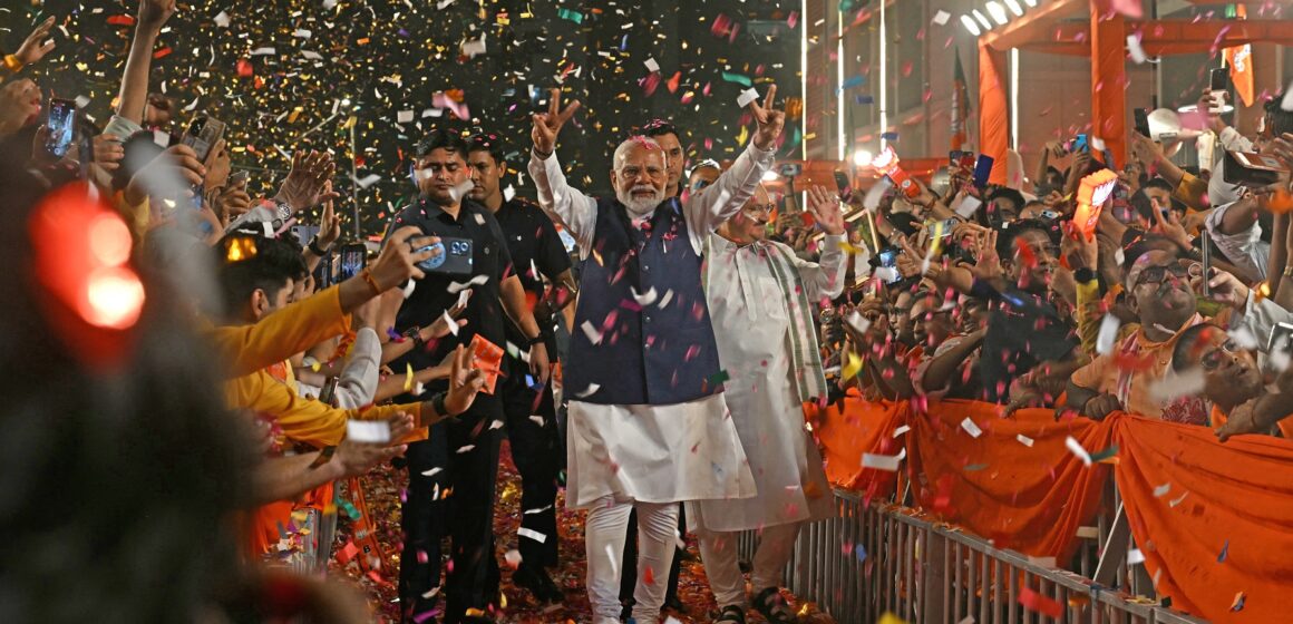 Narendra Modi affiche un signe de victoire au siège de son parti Bharatiya Janata à New Delhi ce mardi 4 juin 2024 pour célébrer la victoire de son parti et ses alliés aux élections parlementaires du pays. Photo Arun Sankar / AFP Narendra Modi affiche un signe de victoire au siège de son parti Bharatiya Janata à New Delhi ce mardi 4 juin 2024 pour célébrer la victoire de son parti et ses alliés aux élections parlementaires du pays. Photo Arun Sankar / AFP