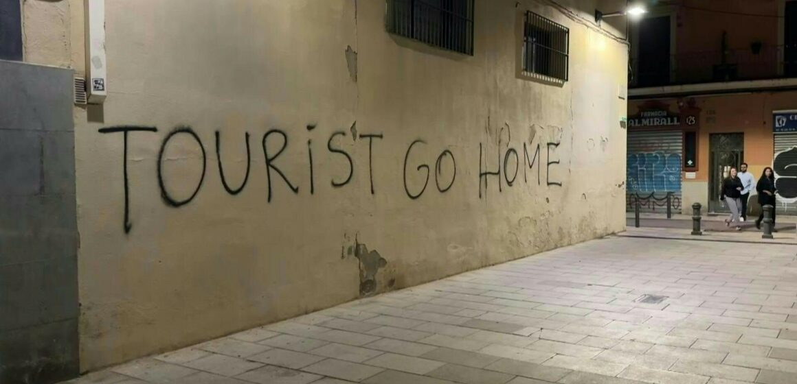 Confrontée à un afflux toujours plus massif de visiteurs, Barcelone la capitale catalane souhaite revoir son modèle touristique, source de tensions parmi les habitants. Confrontée à un afflux toujours plus massif de visiteurs, Barcelone la capitale catalane souhaite revoir son modèle touristique, source de tensions parmi les habitants.