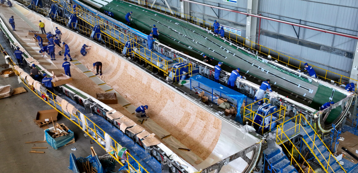 12 octobre 2024 - Le personnel produit des pales d'éoliennes sur la chaîne de production de pales d'éoliennes de Shanghai Electric Wind Power (Zhangye), le 12 octobre 2024, dans la ville de Zhangye, province de Gansu, Chine. Photo : CFOTO / Sipa USA 12 octobre 2024 - Le personnel produit des pales d'éoliennes sur la chaîne de production de pales d'éoliennes de Shanghai Electric Wind Power (Zhangye), le 12 octobre 2024, dans la ville de Zhangye, province de Gansu, Chine. Photo : CFOTO / Sipa USA