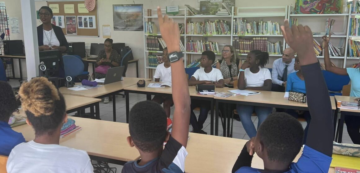 A l’occasion de la Journée de la laïcité le 11 décembre 2023 les élèves du collège Sadi Carnot ont illustré les valeurs de la République à travers des échanges, des productions et un chant en présence de la rectrice Christine Gangloff-Ziegler. Photo : Région académique Guadeloupe A l’occasion de la Journée de la laïcité le 11 décembre 2023 les élèves du collège Sadi Carnot ont illustré les valeurs de la République à travers des échanges, des productions et un chant en présence de la rectrice Christine Gangloff-Ziegler. Photo : Région académique Guadeloupe