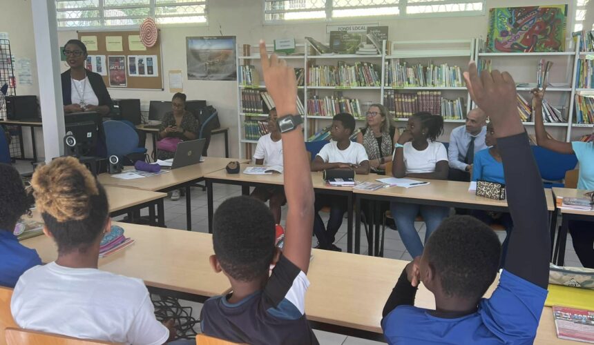 A l’occasion de la Journée de la laïcité le 11 décembre 2023 les élèves du collège Sadi Carnot ont illustré les valeurs de la République à travers des échanges, des productions et un chant en présence de la rectrice Christine Gangloff-Ziegler. Photo : Région académique Guadeloupe