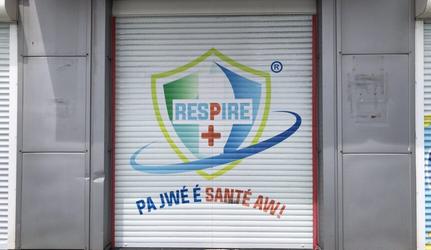 L'affaire Respire + (Respire plus), du nom de l'entreprise créée en mai 2020 pour fabriquer des masques chirurgicaux au début de la pandémie de covid-19, a été jugée le 17 octobre à Pointe-à-Pitre