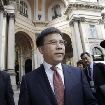 Liu Liange, alors président de la Banque de Chine, arrive à l'occasion du forum financier Italie-Chine, à la mairie de Palazzo Marino, à Milan, en Italie, le 10 juillet 2019. Photo : AP Photo/Luca Bruno Liu Liange, alors président de la Banque de Chine, arrive à l'occasion du forum financier Italie-Chine, à la mairie de Palazzo Marino, à Milan, en Italie, le 10 juillet 2019. Photo : AP Photo/Luca Bruno