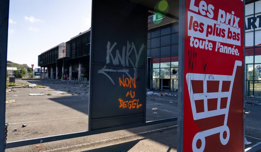 La zone industrielle de Ducos à l'ouest du centre-ville de Nouméa, l’une des principales de Nouvelle-Calédonie avec ses entrepôts, ses commerces et ses entreprises de services, a été l'une des plus touchés lors des révoltes et émeutes de 2024. Photo : Nicolas Job / Sipa