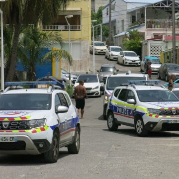 Opération de police sur la plage de la Datcha au Gosier le 28 aout 2021. Photo : Morel Gilles / Sipa