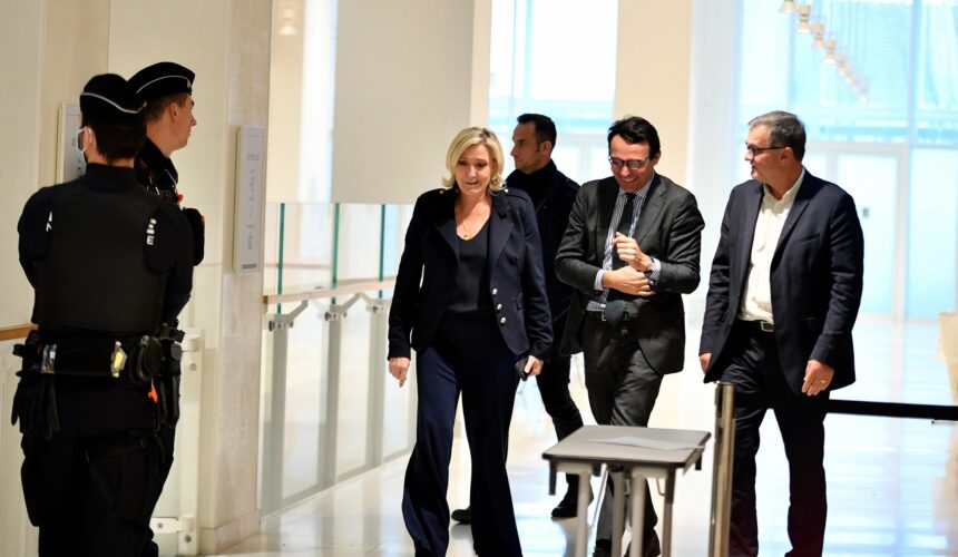 Paris le 13 novembre 2024. Marine Le Pen, ancienne présidente du parti d'extrême droite Rassemblement national (RN), aujourd'hui députée, et Louis Aliot, vice-président du parti, photographiés pendant une pause lors de l'audience des plaidoiries finales de leur procès avec 24 autres personnes pour détournement de fonds du Parlement européen au profit du parti d'extrême droite. Photo : Cyril Pecquenard / Sipa