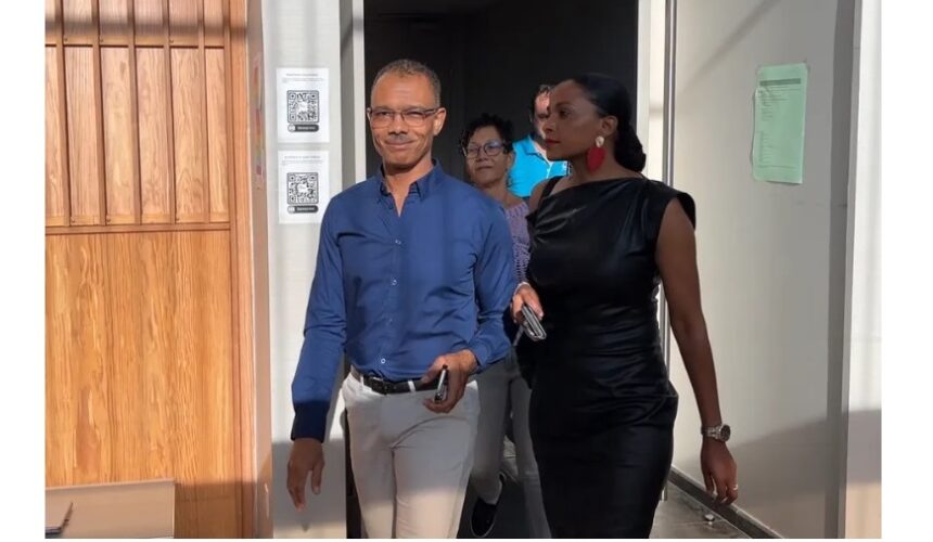 Capture écran Guadeloupe la 1ère, photo Éric Stimpfling. Rodrique Solitude après l'audience de délibéré au tribunal correctionnel de Pointe-à-Pitre le 21 novembre 2024.